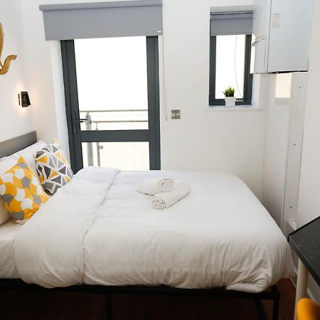 New Luxury Apartments In Central Location Next To Shops, Cafes, Bars & Metro 伦敦 外观 照片